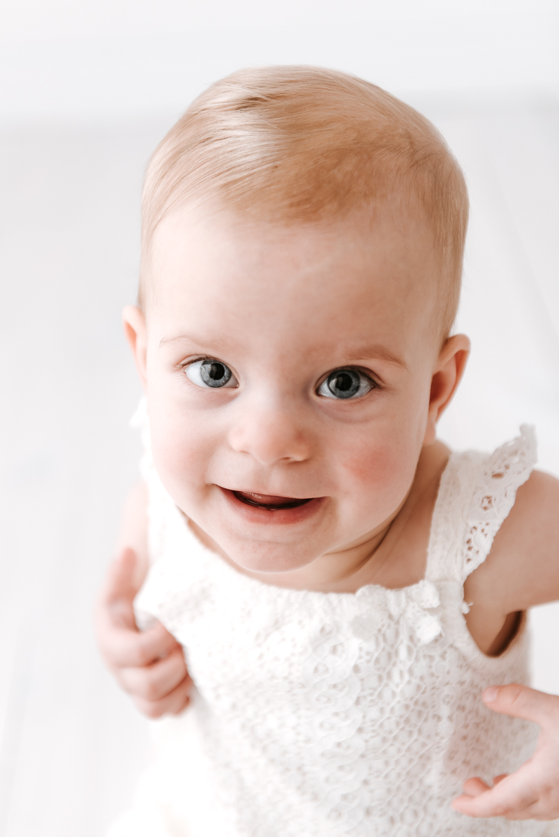 Zdjęcie pozującego niemowlaka na sesji fotograficznej