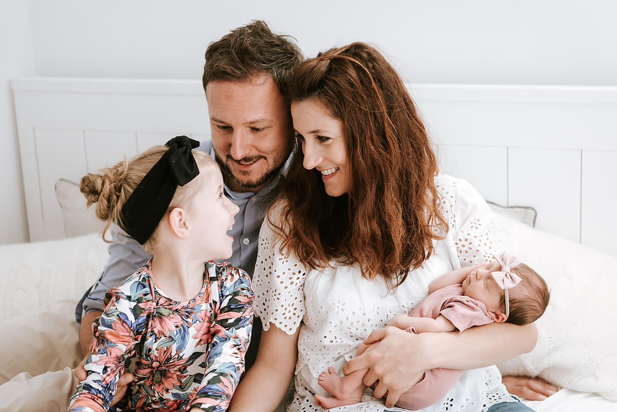 Fotografia rodzinna z noworodkiem na rękach u mamy